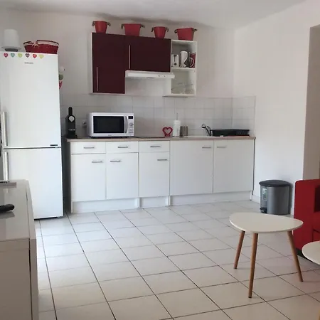 Apartament Type 2 Rez De Terrasse Jardinet Privatif *
